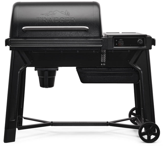 Traeger Woodridge Pelletsgrill i svart har et digitalt kontrollpanel, sidehylle, WiFIRE-teknologi for enkel bruk, to hjul for mobilitet og leverer autentisk vedfyrt grillsmak, vist på en hvit bakgrunn.
