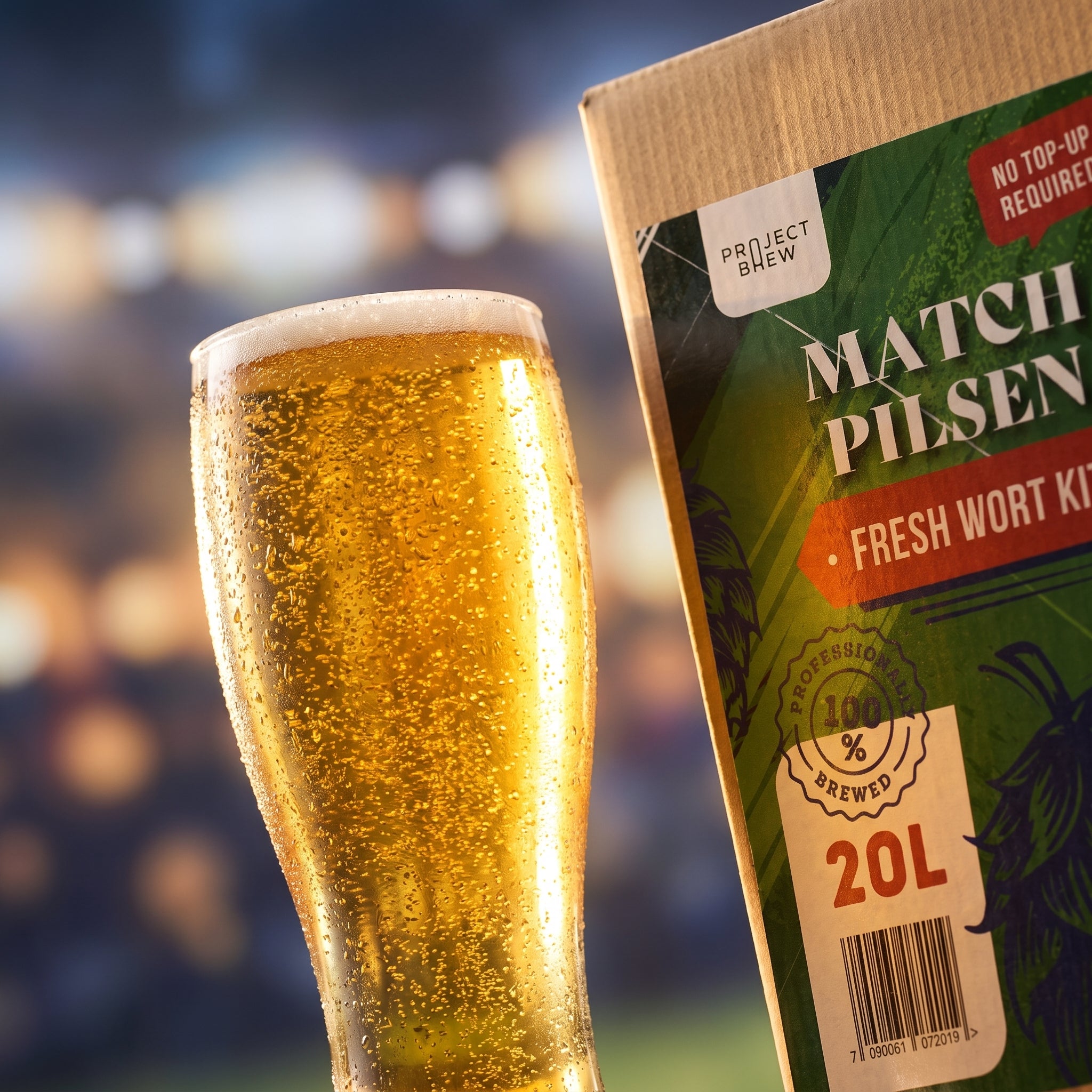 Et glass pilsner står ved siden av et «Simply Brew – Komplett startsett med Match Pilsen 20L Fresh Wort Kit», det perfekte valget for hjemmebrygging, med uskarpe lys i bakgrunnen.