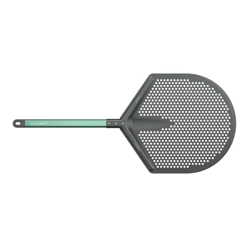Gozney Pro Pizzaspade 14" Large er en perforert pizzaspade i aluminium med mintgrønt håndtak og Gozney-merkevare mot en hvit bakgrunn.