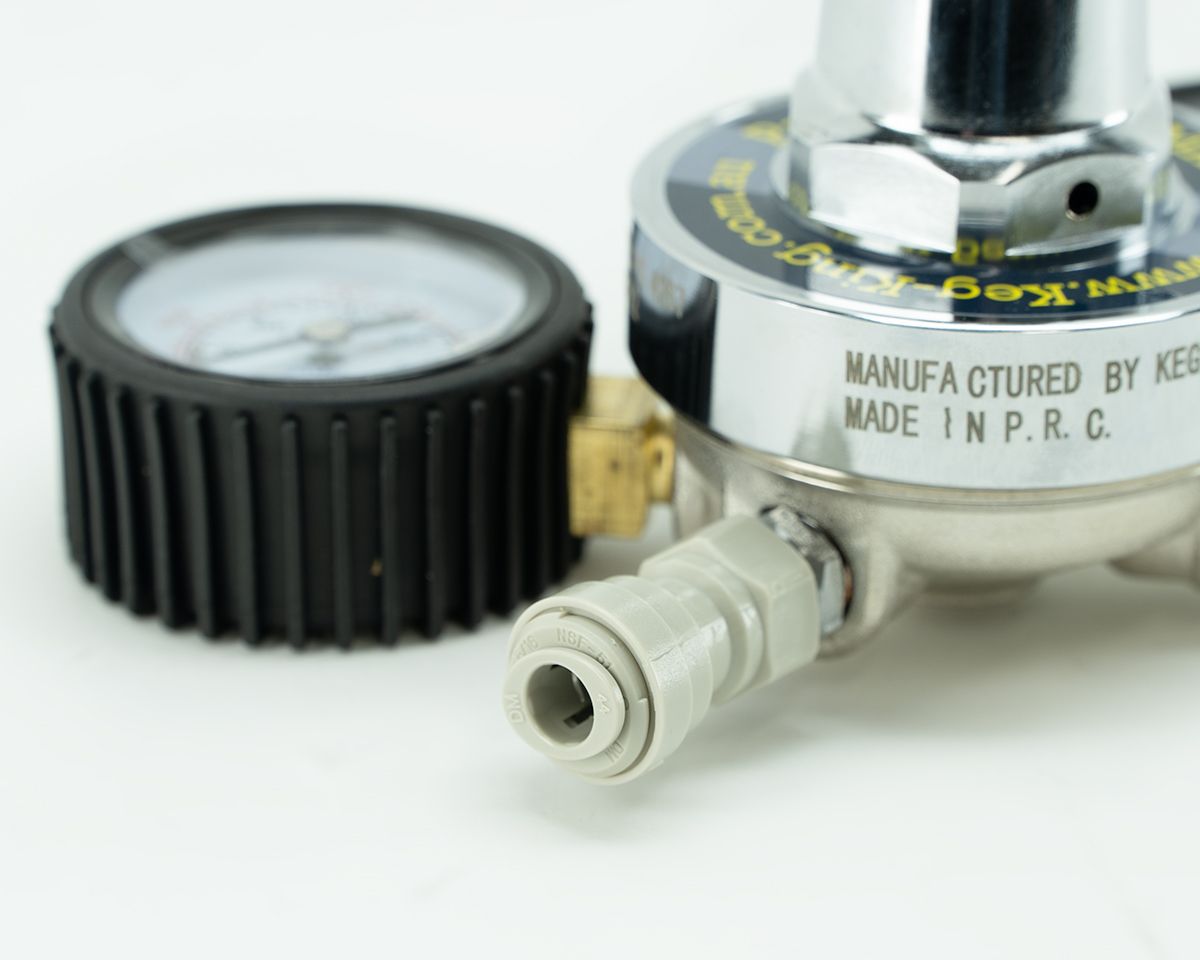 Nærbilde av Keg King Regulator MKX for CO2, som viser måler og plastkontakt, merket "MADE IN P.R.C." - ideell for hjemmebryggingsoppsett.