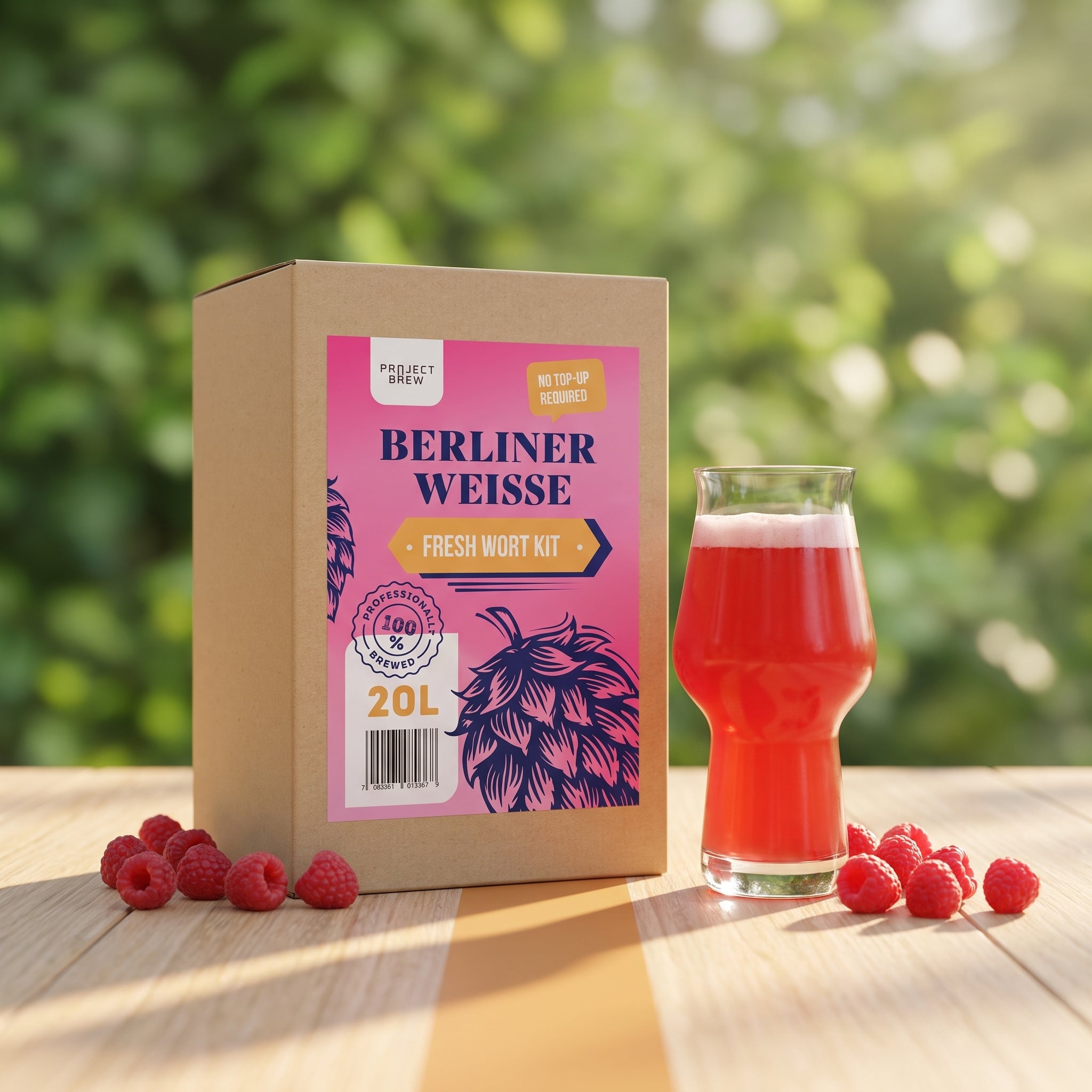 En eske med «Berliner Weisse» – et 20-liters sett for fersk urt – står ved siden av et glass rødaktig øl, pyntet med bringebær og en dråpe bringebærpuré, på et trebord, med uskarpt grønt landskap i bakgrunnen.