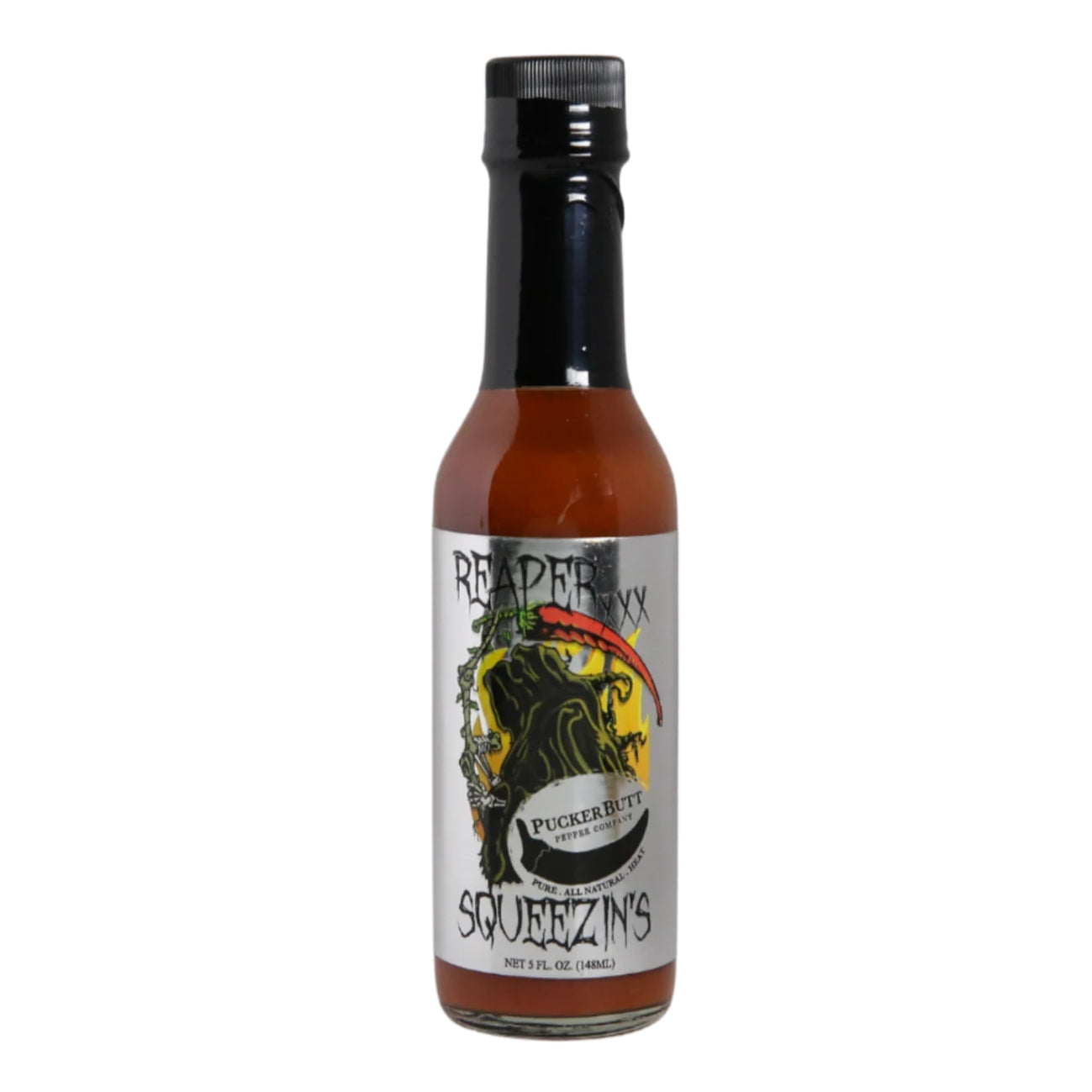En flaske Reaper Squeezins hot saus fra PuckerButt Pepper Company, med en mørk etikett som viser en dyster dødsengel og fet tekst, laget av brennende Carolina Reaper-pepper.