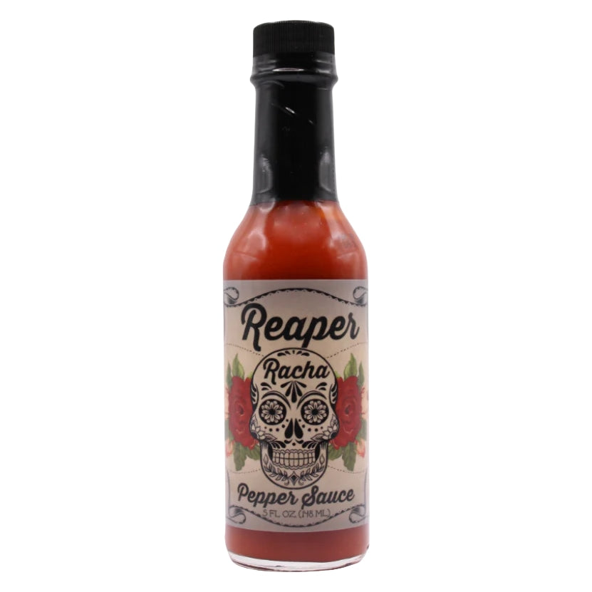 En flaske med PuckerButt Pepper Companys Reaper Racha, med svart lokk og en etikett med en hodeskalle og røde roser. Denne Carolina Reaper srirachaen gir en intens opplevelse av sterk saus for de som virkelig er ute etter varme.