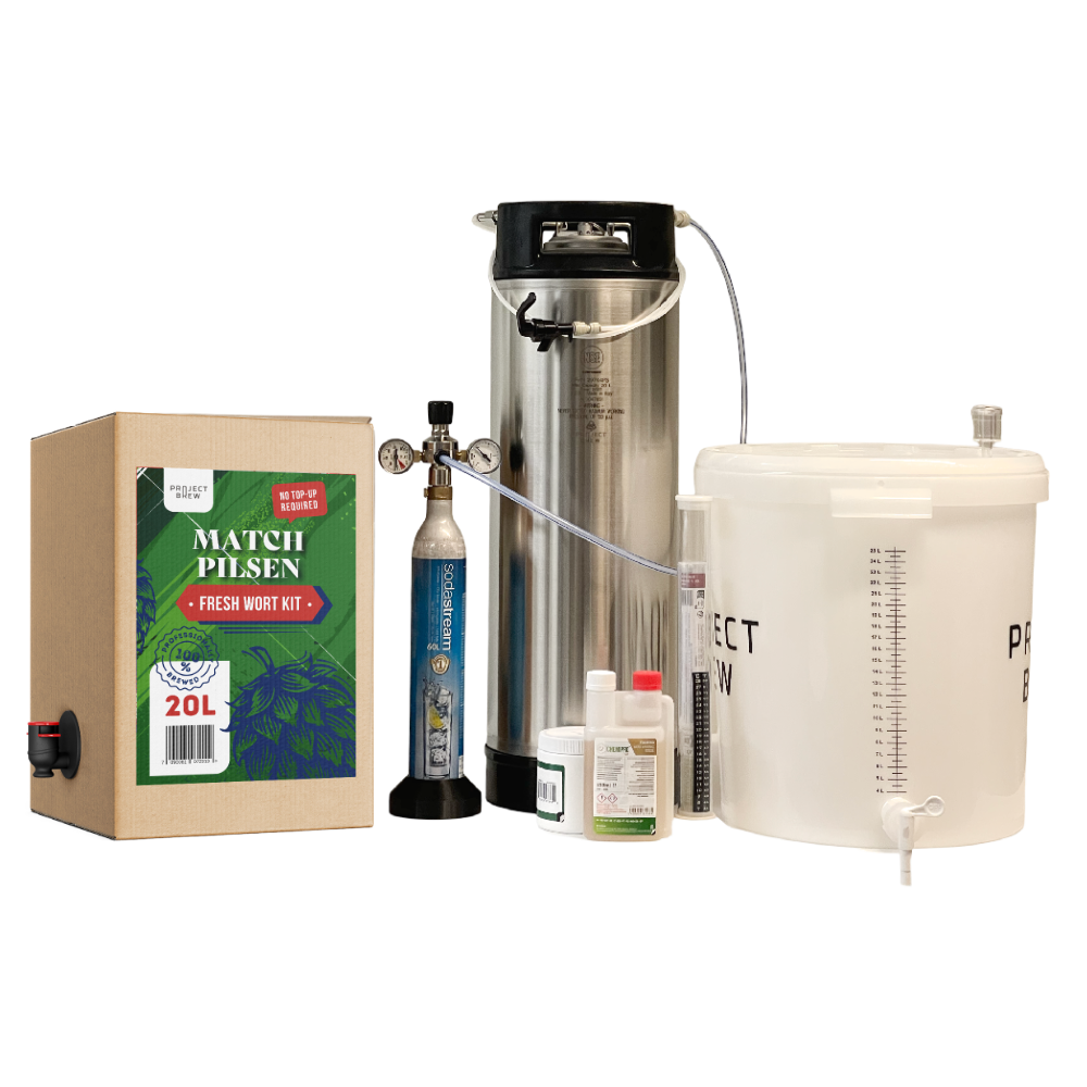 Simply Brew – Komplett startsett med Match Pilsen 20L Fresh Wort Kit, som inneholder en 20L Fresh Wort Kit-eske, gjæringsbøtte med tappekran, stålfat, CO₂-flaske og små flasker med ingredienser eller desinfeksjonsmiddel – alt du trenger for å brygge øl hjemme – vakkert presentert på hvit bakgrunn. Perfekt for å brygge din egen Match Pilsen hjemme.