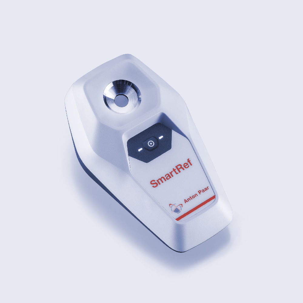 SmartRef Digitalt Refraktometer fra Anton Paar - hvitt, håndholdt, med metallisk sensor og sort knapp. Perfekt for ølbrygging samt nøyaktig måling av vørter og alkohol.