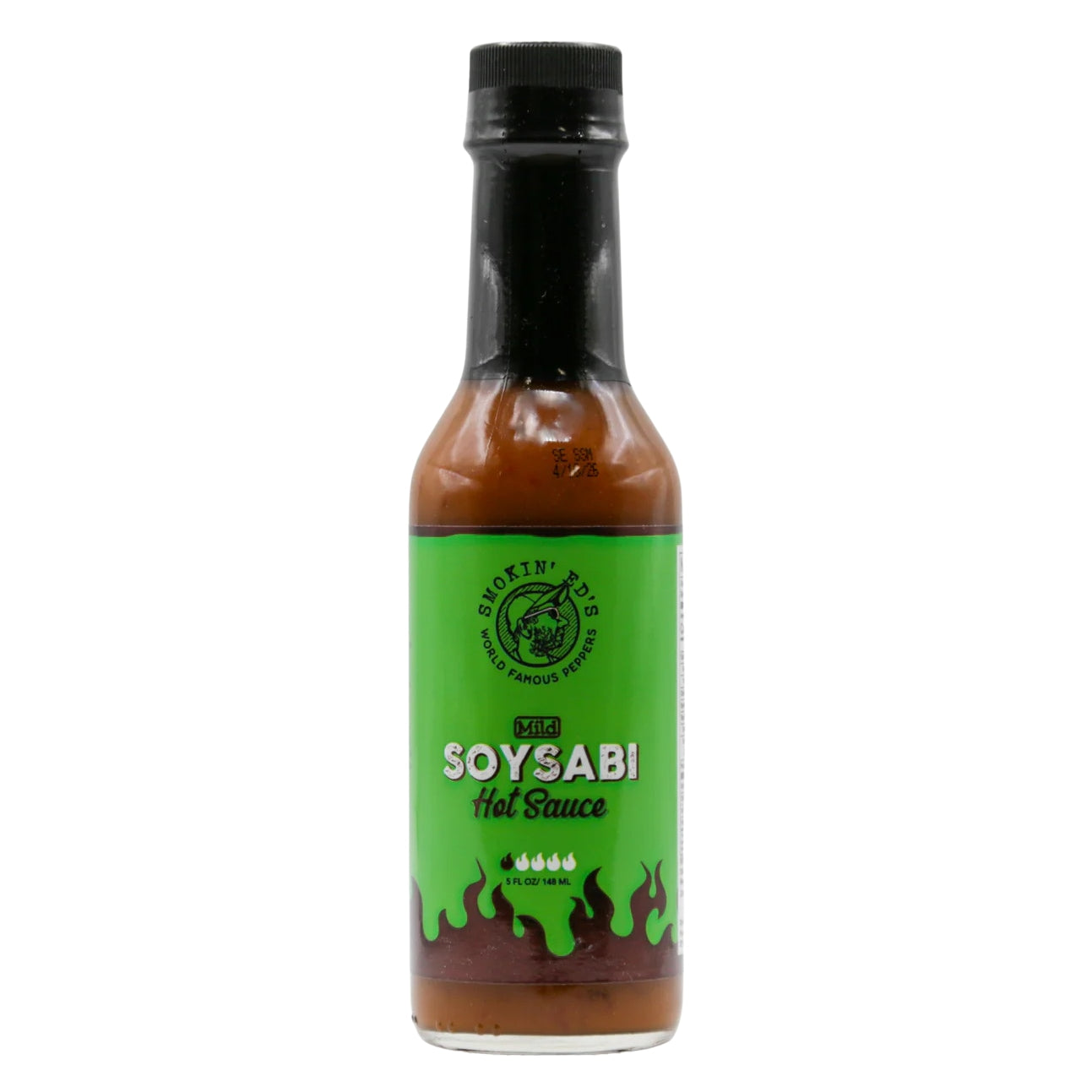En flaske Smokin' Ed's Soysabi - Mild fra PuckerButt Pepper Company med grønn etikett og svart lokk, flammegrafikk og tekst som fremhever soyasausbasen og det milde varmenivået.