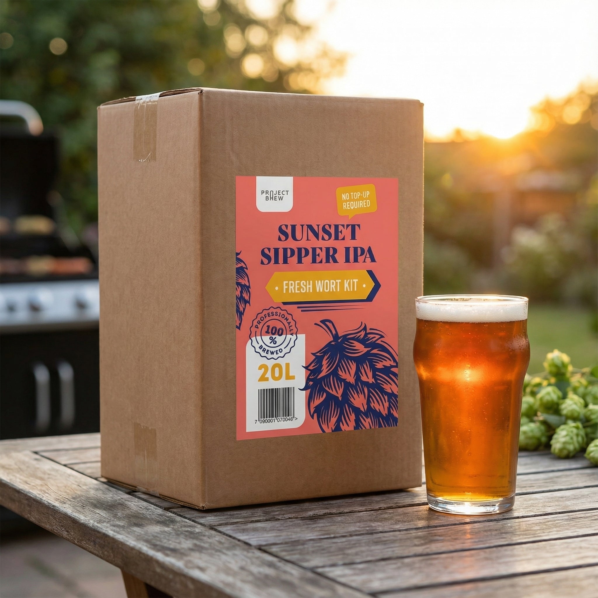 En eske merket Austmann Sunset Sipper IPA - 20L Fresh Wort Kit står på et trebord utendørs ved siden av en full West Coast IPA, med en grill og grønne planter i bakgrunnen.
