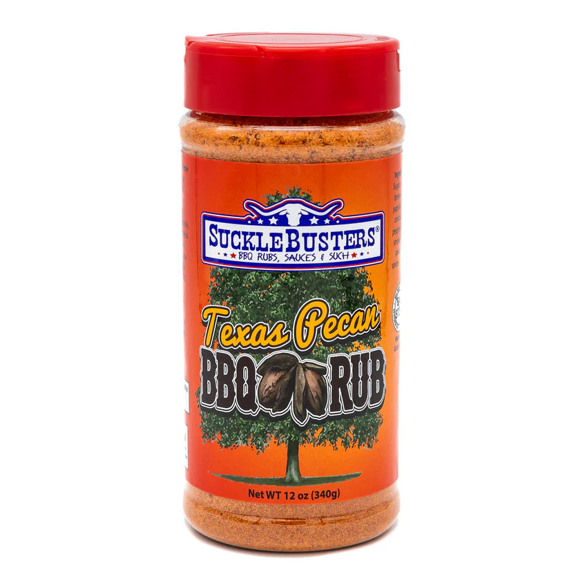 En 340 g-beholder med Sucklebusters Texas Pecan BBQ Rub, med rødt lokk og en oransje etikett med et tre og pekannøtter, gir en autentisk, søt BBQ-smak som er perfekt for å gi din neste grillfest et ekstra løft.