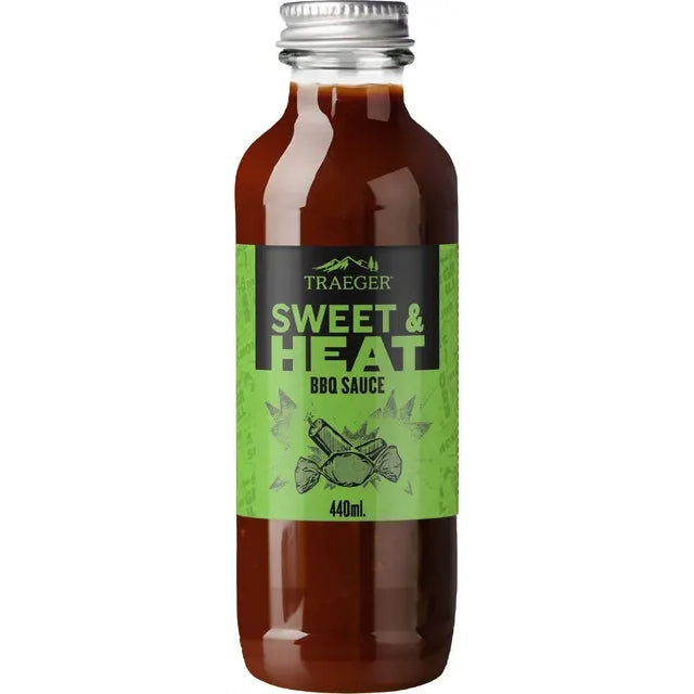 Traeger Sweet & Heat BBQ Sauce 440 ml blander sterke smaker til den perfekte grillkompanjongen, og tilbyr et Texas-krydret kick fra det pålitelige Traeger-merket.
