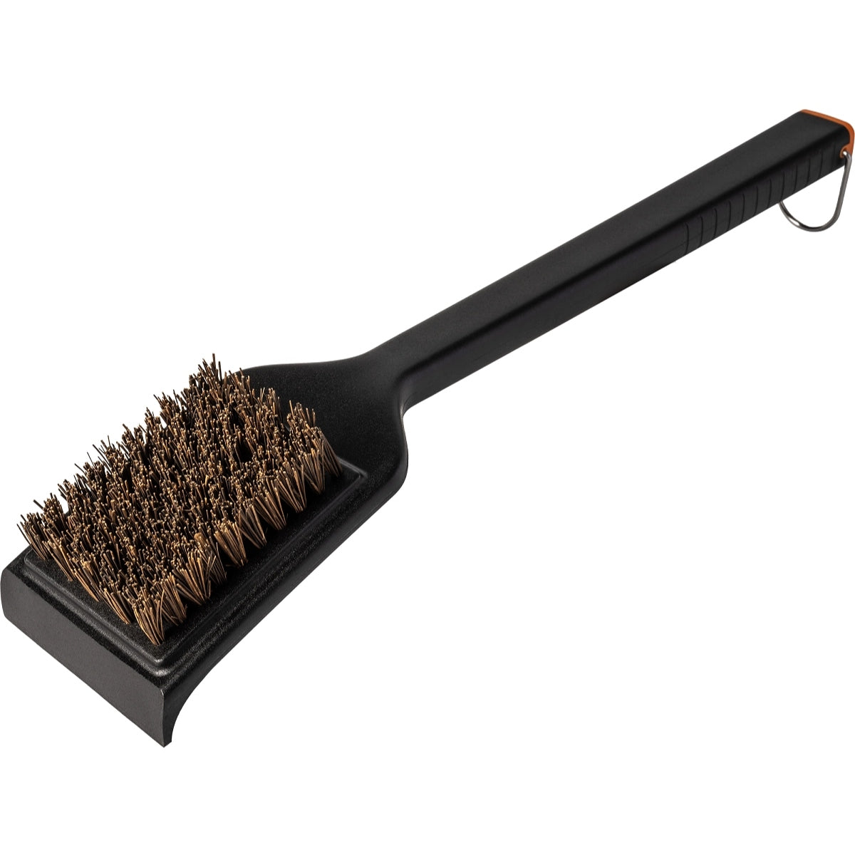 Traeger Hot n' Cold Grill Cleaning Brush er svart, har et langt håndtak, solide metallbørster og en liten metallsløyfe i enden som gjør det enkelt å henge den opp - perfekt for effektiv rengjøring av grillen.