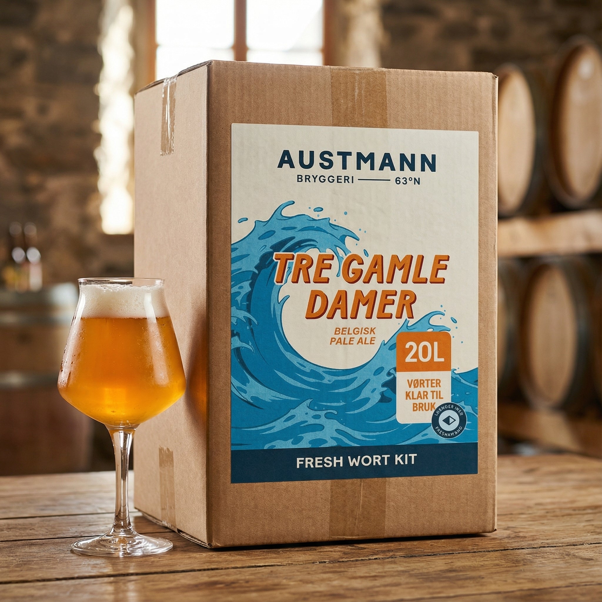 En eske med Austmann Tre Gamle Damer - 20L Fresh Wort Kit fra Austmann står ved siden av et glass belgisk pale ale, med trefat som pryder det rustikke rommet i bakgrunnen.