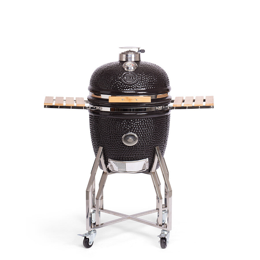 YAKINIKU Kamado Large Complete er en svart keramisk grill med kuppelformet lokk, temperaturmåler, sidehyller i tre, metallstativ og hjul, mot en hvit bakgrunn.