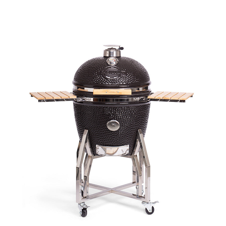 YAKINIKU Kamado XLARGE Complete er en profesjonell keramisk grill med svart, kuppelformet lokk, sidehyller i tre, ramme i rustfritt stål og hjul for enkel mobilitet.