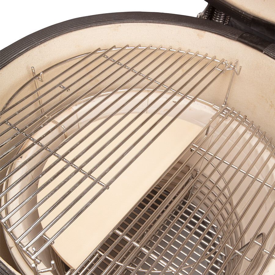 Et nærbilde av YAKINIKU Kamado XLARGE Complete, som viser de to grillristene i rustfritt stål og den keramiske varmeavlederplaten.