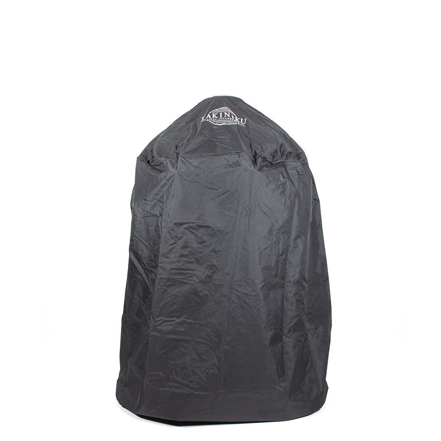 Et svart, tettsittende deksel med Akikiko-logoen beskytter YAKINIKU Kamado XXLARGE 61 cm Complete-grillen mot vær og vind, slik at utstyret ditt holdes trygt og i god stand når det står ute.