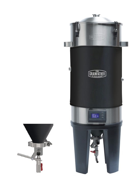 En Grainfather Conical Fermenter med digitalt display og konisk bunn er vist med en avtakbar oppsamlingsbeholder og Grainfather Conical Condensation Jacket (Conical Coat) plassert ved siden av.