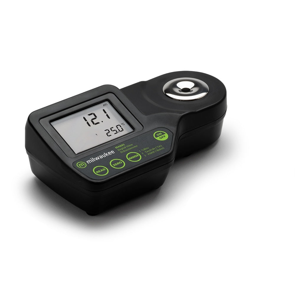 Milwaukee MA885 Digitalt Refraktometer fra Milwaukee er et svart digitalt apparat for analyse av sukkerinnhold, med et display med 12,1 og 25,0 avlesninger og flere grønne knapper på en hvit bakgrunn.