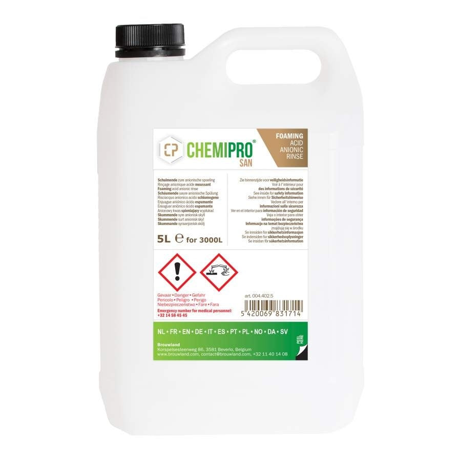 En 5 liters beholder med Chemipro San høytskummende syrebasert skyllemiddel, fra Chemipro, med svart hette, hvit etikett og faresymboler - perfekt til desinfisering av bryggeutstyr.