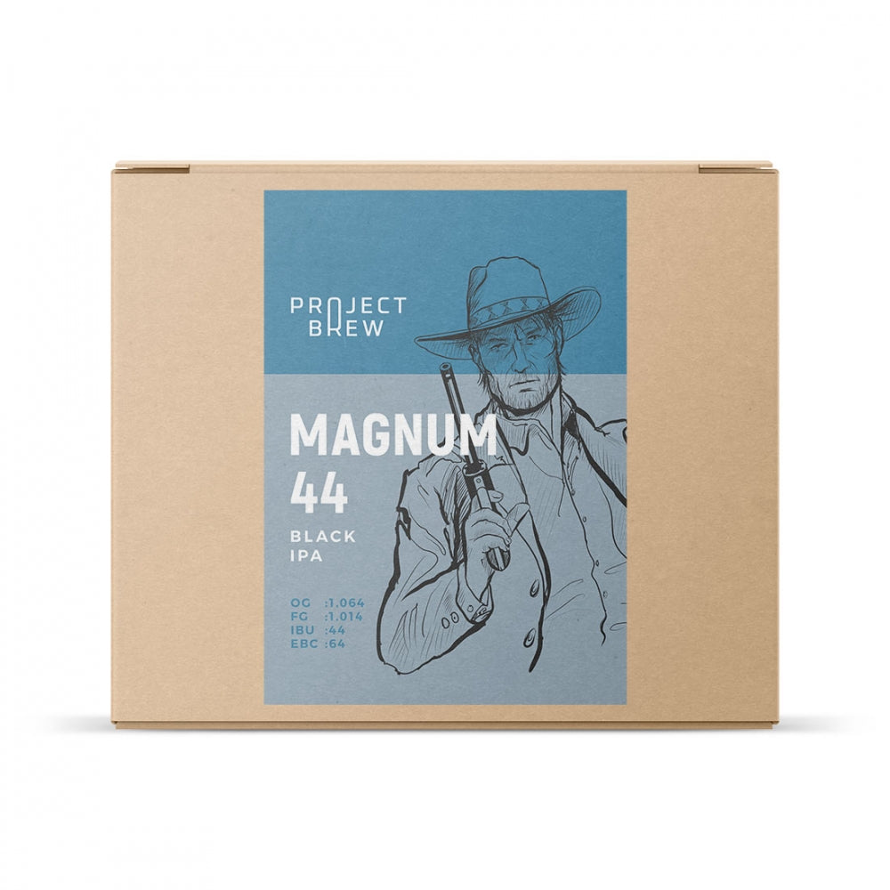 En brun pappeske med blå etikett viser en illustrert mann med hatt som holder en pistol. På etiketten står det Project Brew Magnum 44 Black IPA - allgrain ølsett.