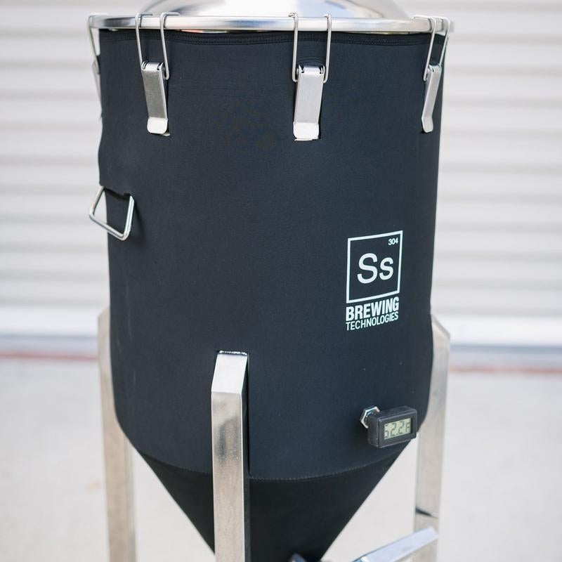 FTSs Neoprenjakke til Chronical Fermenter 64L fra Ss Brewtech er en svart, isolert neoprenjakke designet for å passe til 64L Chronical Fermenter, og bidrar til å opprettholde optimale temperaturer under gjæringen.