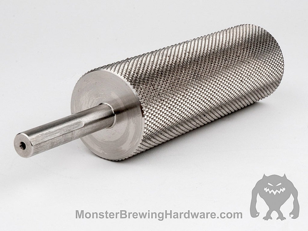 En drivrulle i herdet stål for Monster Mill Pro og 2.0 fra Monster Brewing Hardware; monster-logoen og MonsterBrewingHardware.com er vist i nedre høyre hjørne.