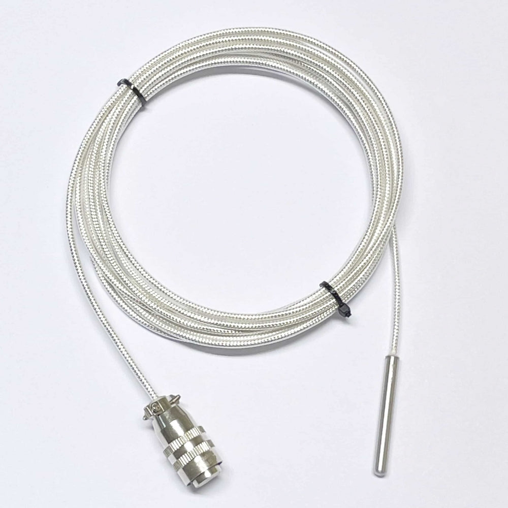 Einbrew PT100 temperatursensor 40 mm for termobrønn er en sølvfarget kveilkabel med en sylindrisk kontakt i den ene enden og en slank metallsonde i den andre, designet for Einbrew-regulatorer, vist på en hvit bakgrunn.