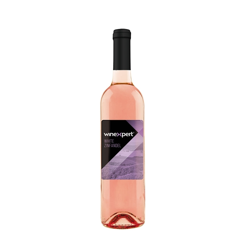 En flaske Winexpert Classic Vinsett - White Zinfandel Rosé, California vises med sin karakteristiske svarte og lilla etikett mot en vanlig hvit bakgrunn, noe som fremhever dette populære utvalget.