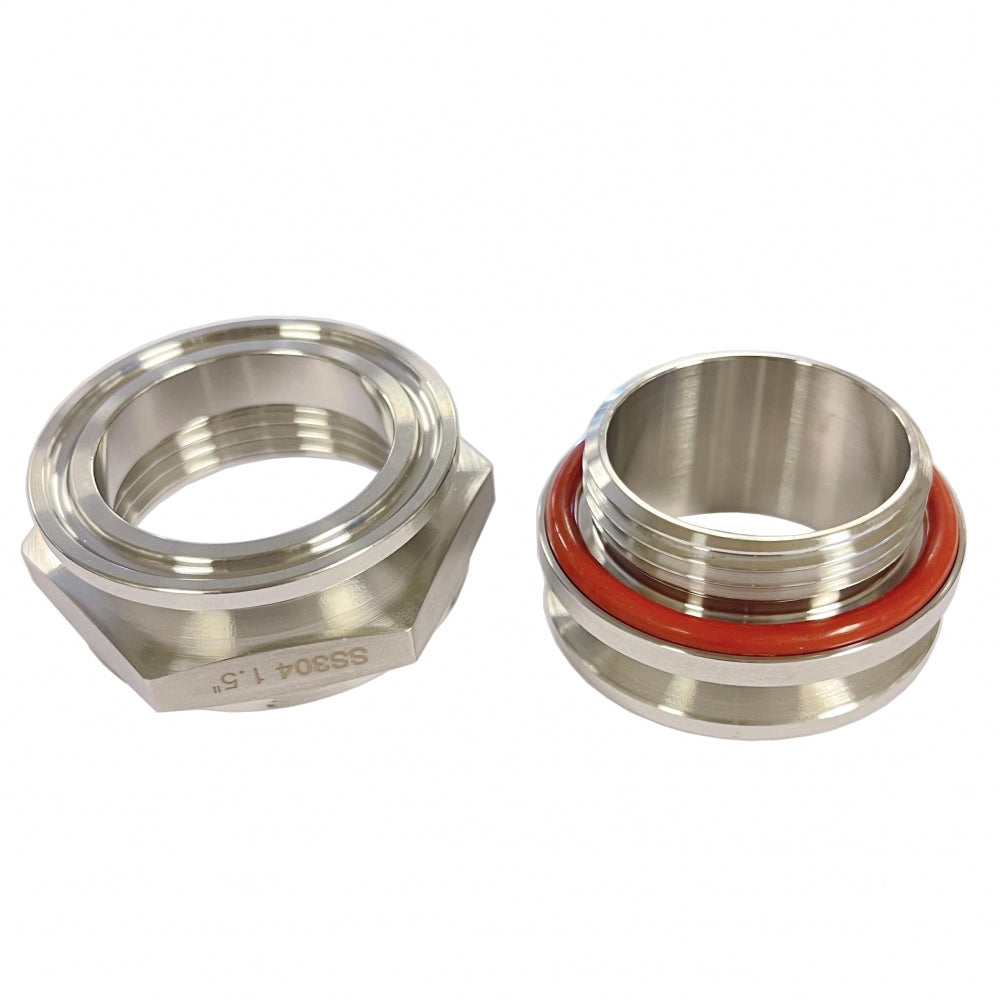 To Brewshop 1,5" Tri-Clamp sveisefri gjennomføringskoblinger med tri-clamp ender, den ene med rød gummipakning, er plassert side om side på hvit bakgrunn.