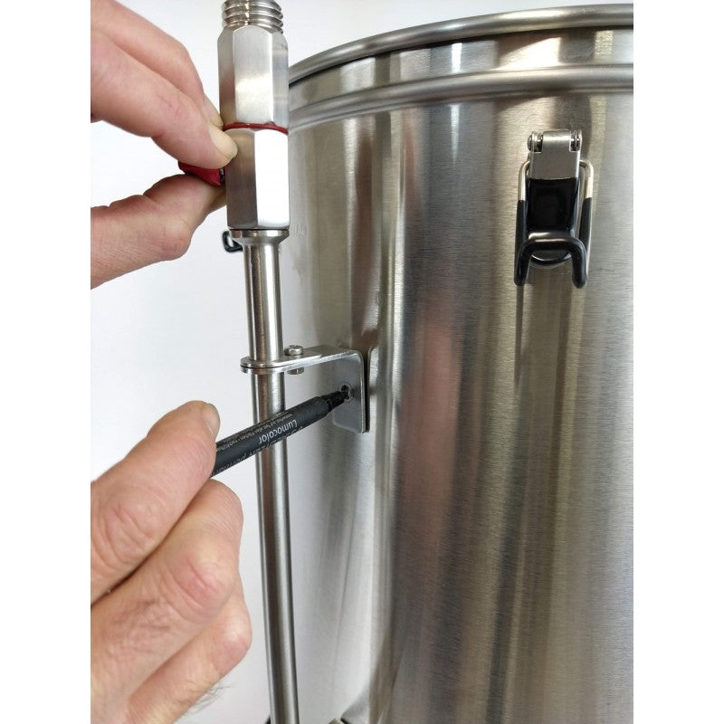 En person bruker BacBrewing Reparasjonskit for Grainfather resirkuleringsrør til å montere en ny silikonpakning, feste rørkoblingen og stramme en bolt med en sekskantnøkkel på den rustfrie ståltanken.