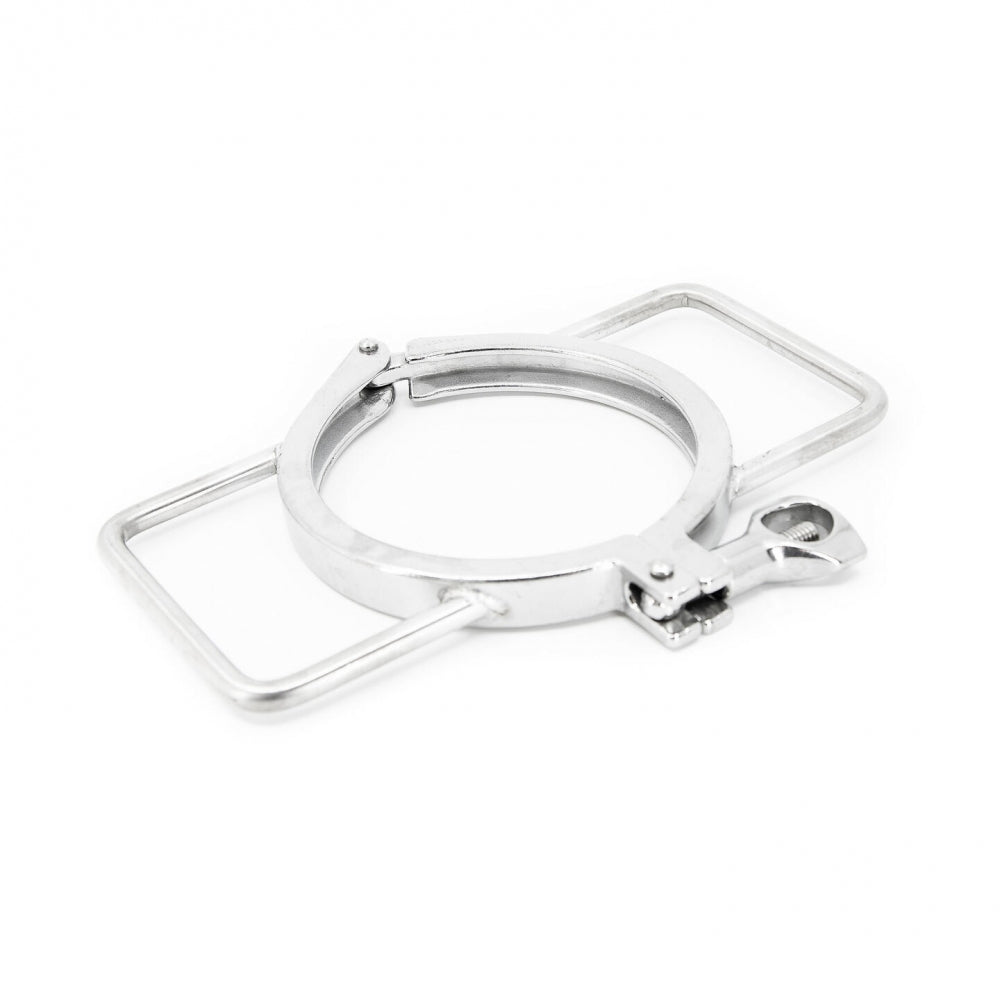 En Brewtools 4" Tri-Clamp klemme med håndtak, med et sirkulært senter, hengslet lås og to rektangulære sidehåndtak, vises på en hvit bakgrunn.