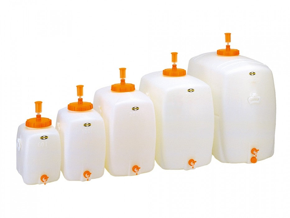 Fem Speidel ovale gjæringstanker 60L med gjærlås og tappekran, hvite plastbeholdere med oransje lokk og tappekraner, er plassert på rekke og rad mot en hvit bakgrunn.