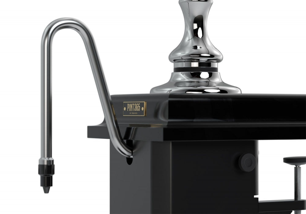 Nærbilde av Masons Pint365 Chrome and Black Beer Engine-kranhåndtak og -tut på svart sokkel - ideelt for servering av fatøl hjemme.