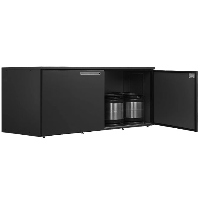 En LINDR DKB-10 fatkjøler (bestillingsvare) i svart utførelse med én åpen dør, som viser to metallfat lagret inni – perfekt for effektiv lagring av ølfat som en del av en modulbasert kjøleløsning.