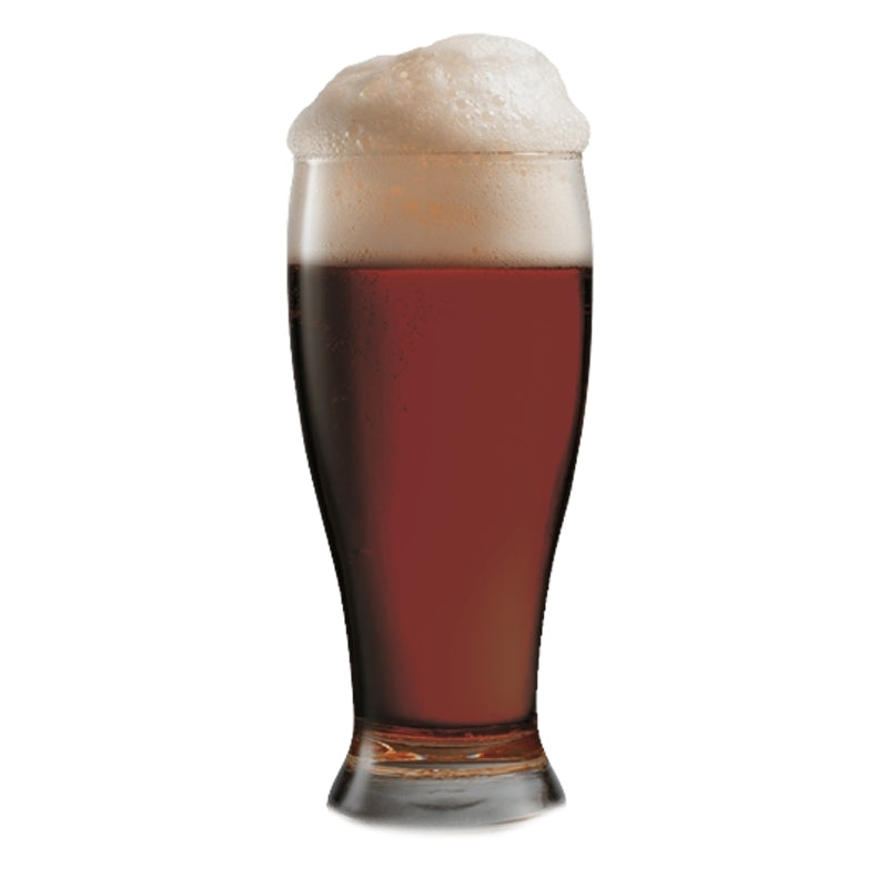 Et høyt glass mørkt øl med tykt, skummende skum, brygget på Brewolution's Uncle Sam's American Pilsner allgrain ølsett, mot en hvit bakgrunn.