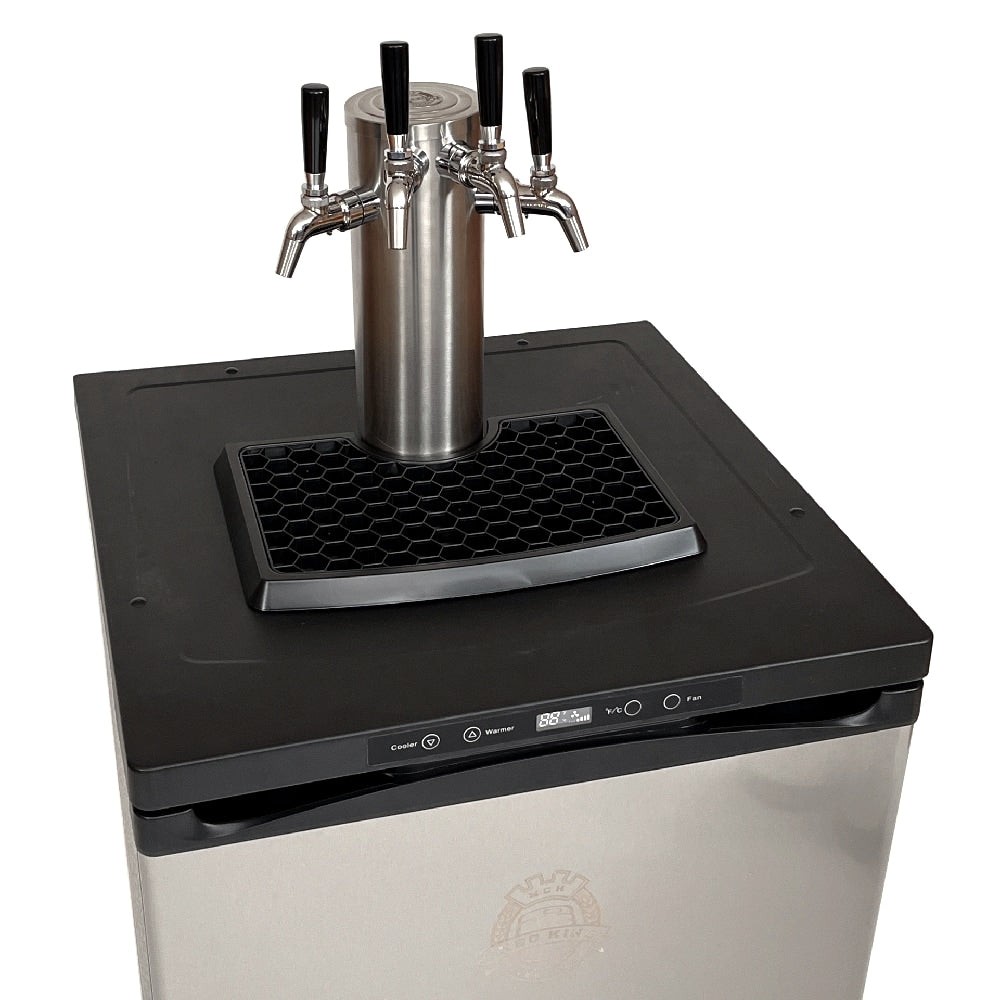 FasTap Edition KegMaster Series XL Kegerator fra Keg King med fire tappekraner, dryppbrett og frontkontrollpanel vises mot enkel hvit bakgrunn.