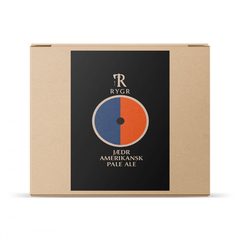 En brun pappeske med svart etikett med "RYGR Jædr Amerikansk Pale Ale - allgrain ølsett" fra Brewshop og et sirkelrundt rødt og blått design, ideell for hjemmebryggere.