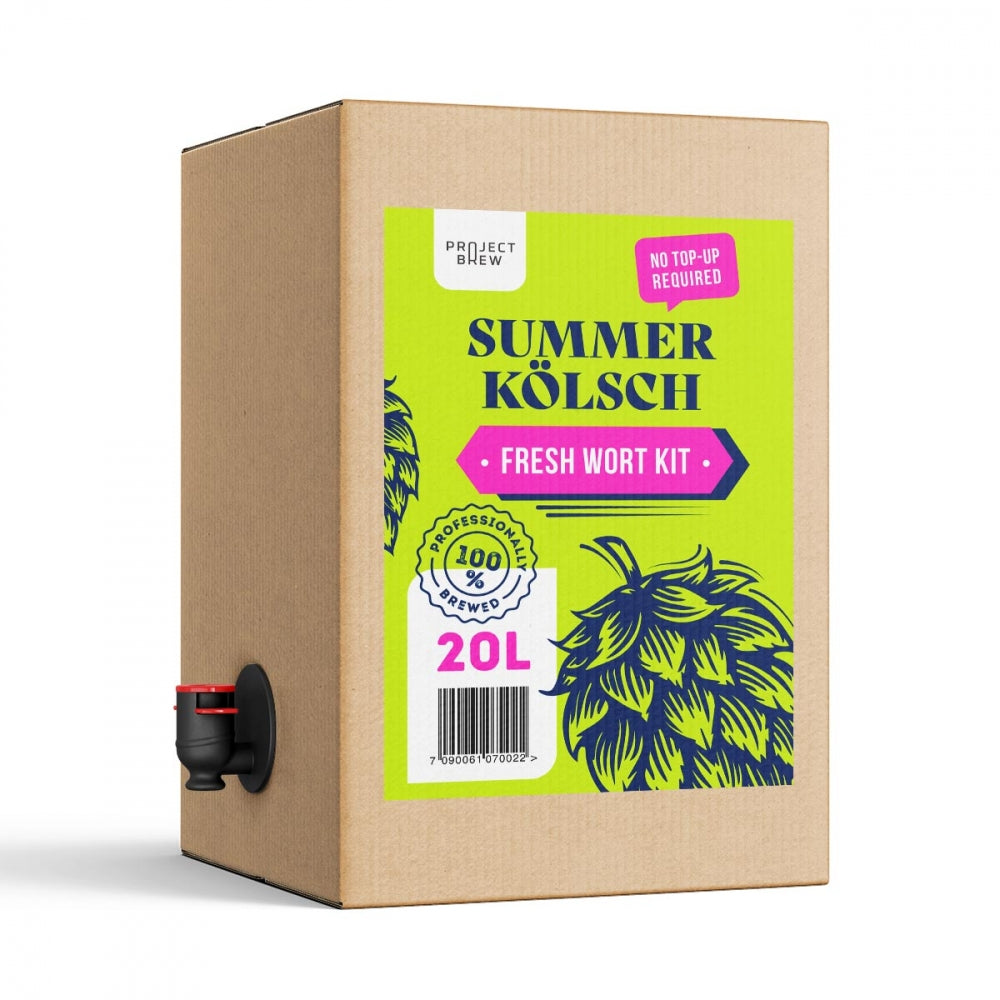 En pappeske merket "Summer Kölsch - 20L Fresh Wort Kit" fra Project Brew, med en grønn etikett med humletema og tappekran på siden - ideell for ølsett-entusiaster som elsker fullkorn.