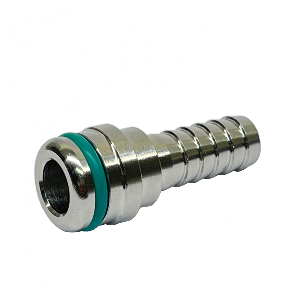 Brewshop Overgang fra 3/8" Slangenippel til Gardena er en slangestuss av rustfritt stål i metall med grønn O-ring, vist på hvit bakgrunn, designet for sikre slangekoblinger.