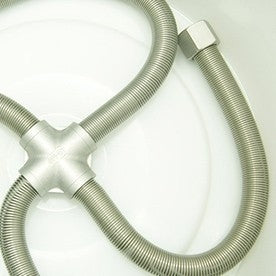 Bazooka-filter 4-veis fra Enolandia med kveilet metallslange og innvendige gjenger, festet til en krysskobling og sekskantmutter, plassert på en hvit flate.