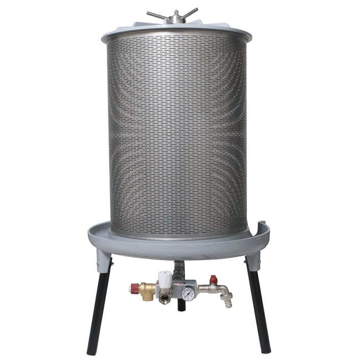 Grifo PEW80 Hydropress 80L fruktpresse av rustfritt stål har nettingkropp, manometer, ventil og stativ-perfekt for kaldpressing av frukt. Fra merket Grifo. Vist mot en enkel bakgrunn.