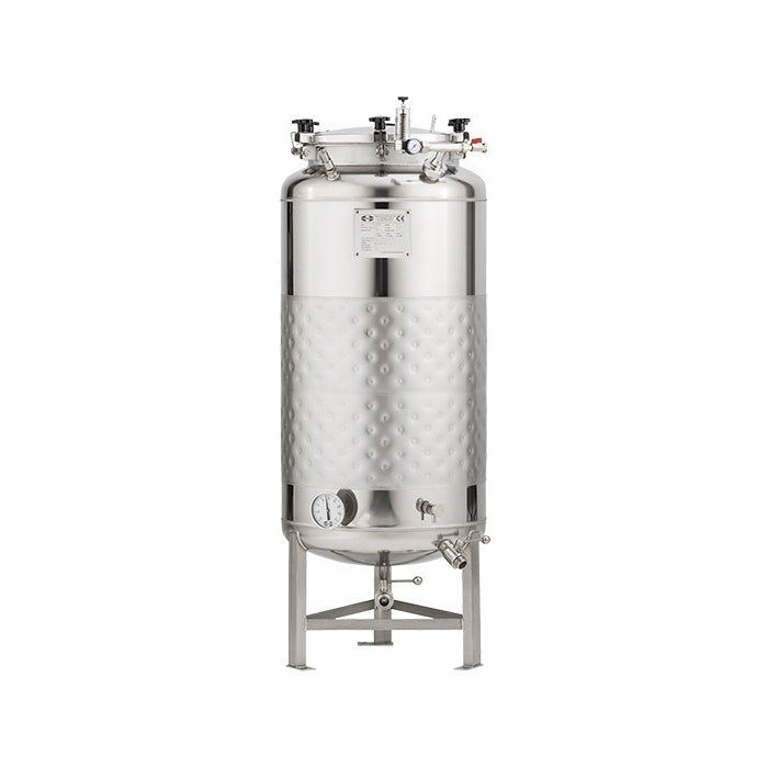 Speidel FD-2.5B 240L trykktank (2,5 bar) fra Speidel er en fermenteringstank i rustfritt stål med kuppelformet lokk, trykkmålere, ventiler, dobbel kjølekappe (ekstrautstyr) og tre solide metallben.