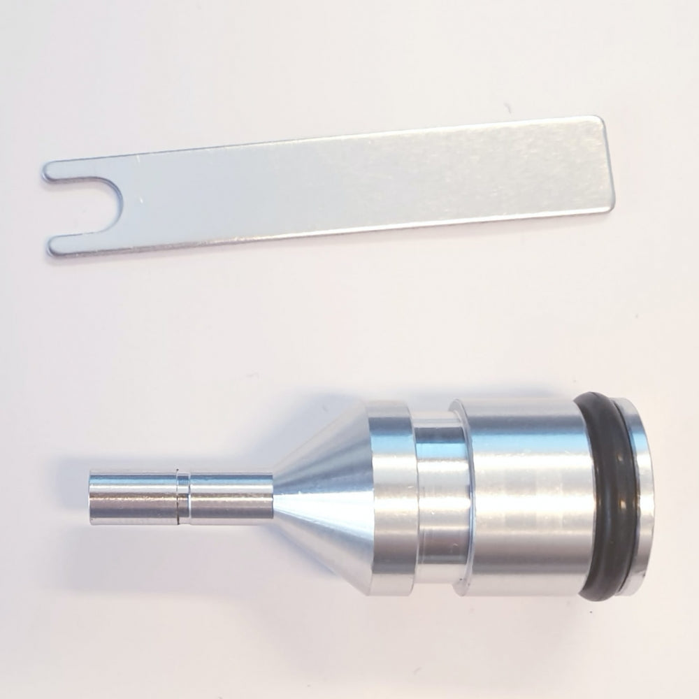 Tapcooler Ball Lock Adapter for Tapcooler Mottrykksfyller, et metallverktøy med gaffelformet ende og konisk del med O-ring, er avbildet på hvit bakgrunn.