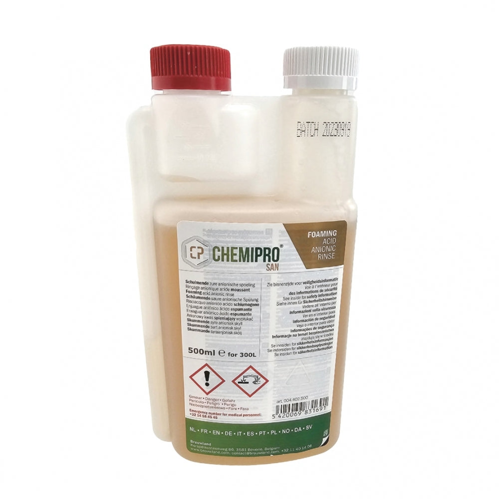 En 500 ml flaske Chemipro San høytskummende syrebasert skyllemiddel fra Chemipro, med målekammer, rød hette og etikett med instruksjoner for effektiv desinfeksjon av bryggeutstyr.