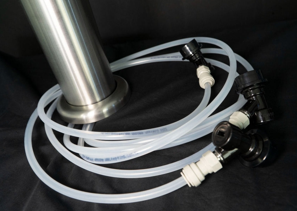 Keg King FasTap Font Kit - et tappetårn sett med 3 kraner - har klare slanger med koblinger festet til en metallsylinder, plassert på en svart overflate for praktisk øltapping hjemme.