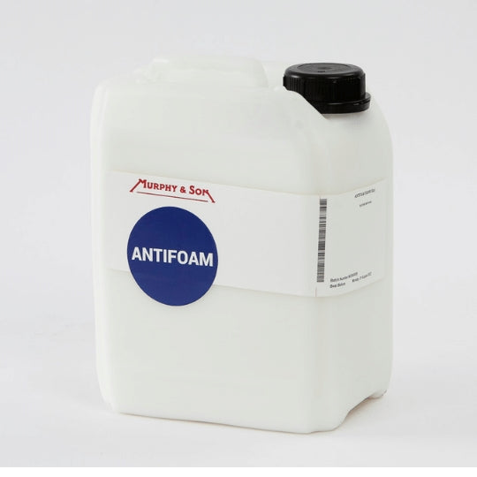 En hvit 5 kg REFOAM (ANTIFOAM)-beholder i plast med svart lokk fra Murphy & Son, brukt i bryggeribransjen, vist mot en vanlig hvit bakgrunn.