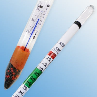 Bildet viser Alla France Thermo-hydrometeret med en integrert skala for temperaturkorrigering, som viser målinger av spesifikk vekt fra 0,980 til 1,110.