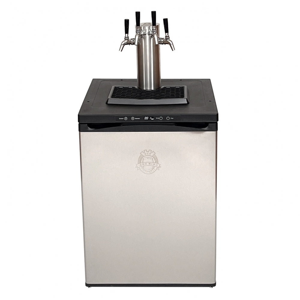 Keg King FasTap Edition KegMaster Series XL Kegerator har en svart topp og fire tappekraner, perfekt for tapping av fatdrikk; en kegerator med plass til fire fat.