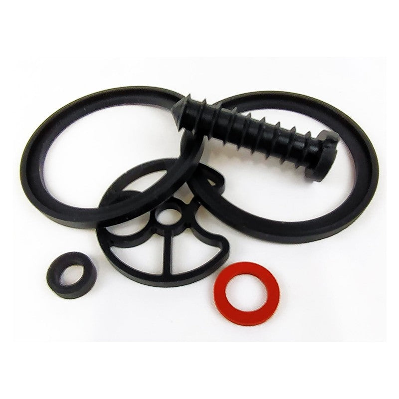 Pakningssett til Grainfather External Filter fra BacBrewing med sorte og røde silikonpakninger, ringer og en gjenget plastkomponent, arrangert på hvit bakgrunn.