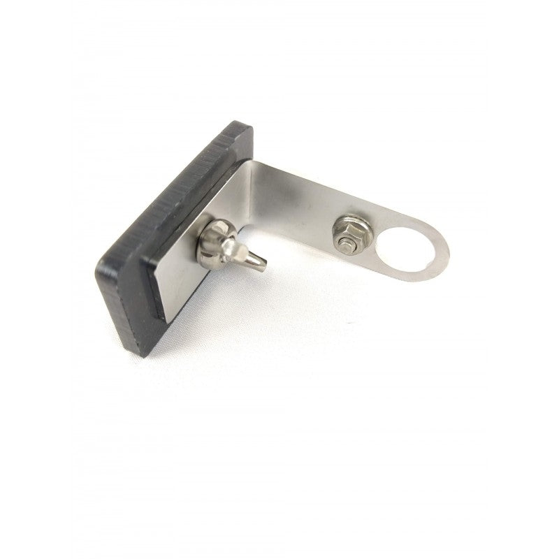 BacBrewing Reparasjonskit for Grainfather resirkuleringsrør har en L-formet metallbrakett med en svart gummipute, sirkulært hull og justerbar skrue - perfekt for å reparere og støtte Grainfather-røret ditt.
