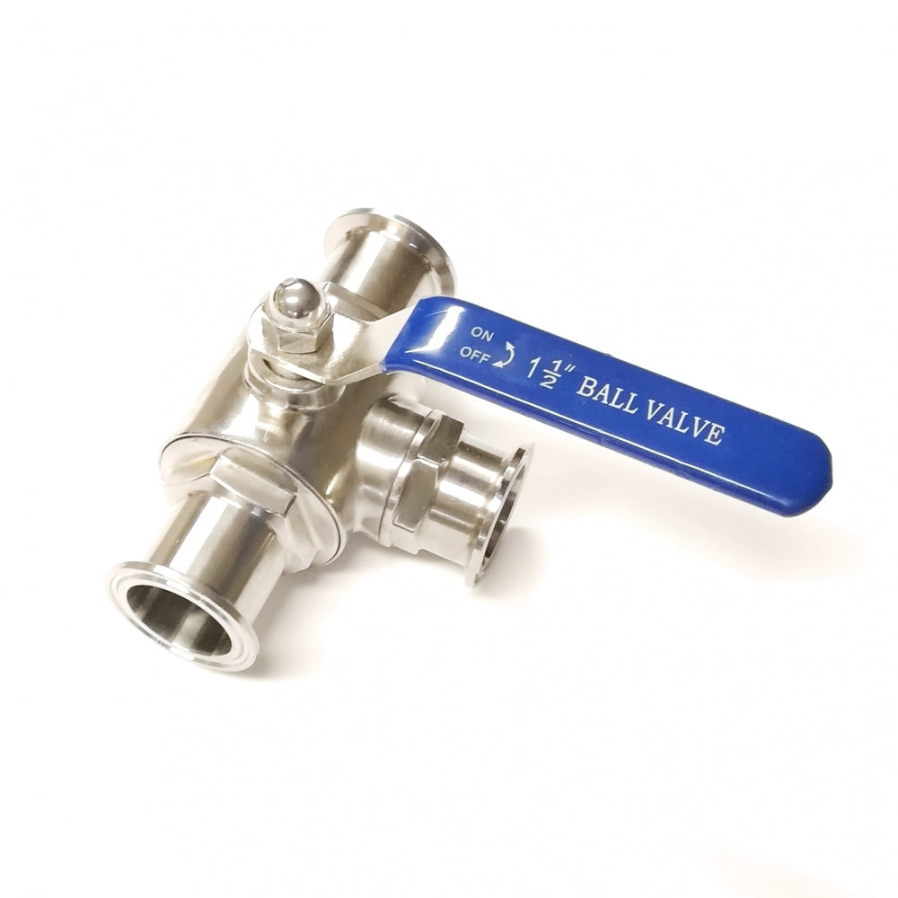 En Brewshop 1,5" Tri-Clamp Treveis Kuleventil, laget av rustfritt stål med et blått ON/OFF 1,5 BALL VALVE-håndtak, er vist mot en hvit bakgrunn.